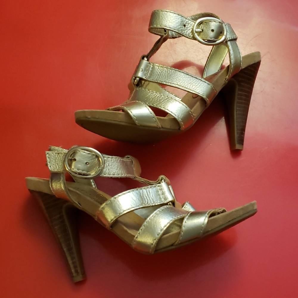 Nine West Gold Heels, size 5 *NWOT*